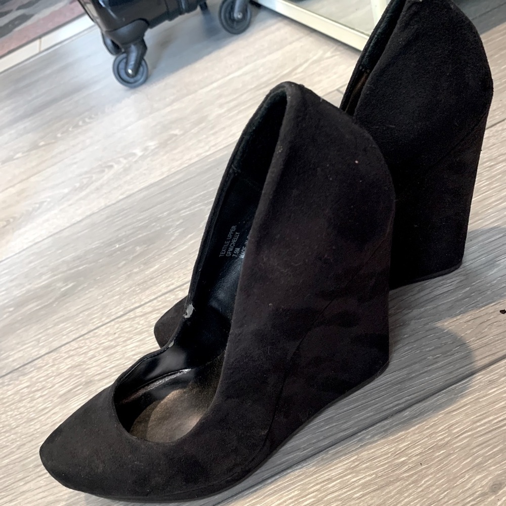 Velvet black guess heels